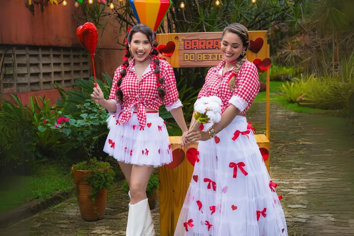 Duas mulheres com looks juninos