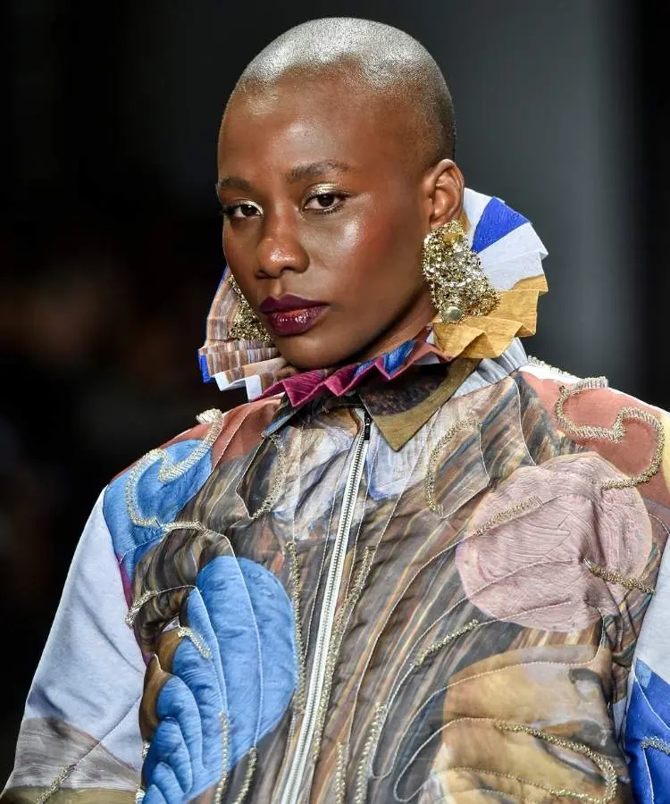 Foto de modelo usando blusa com gola teatral, uma das tendências do SPFW N60