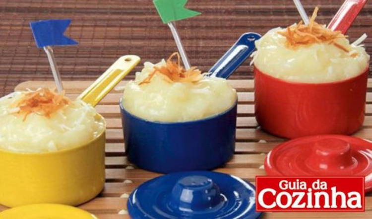 A imagem representa doce cremoso dentro de panelinhas de brinquedo com tag de bandeirinha