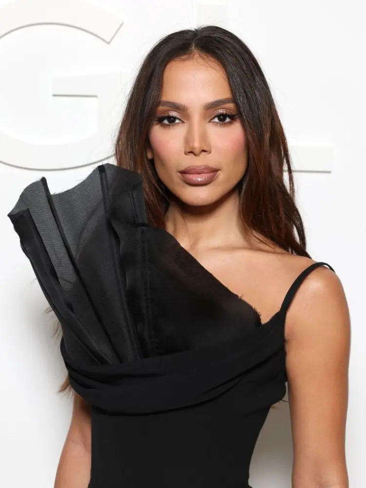 Anitta de vestido preto com detalhe de tule