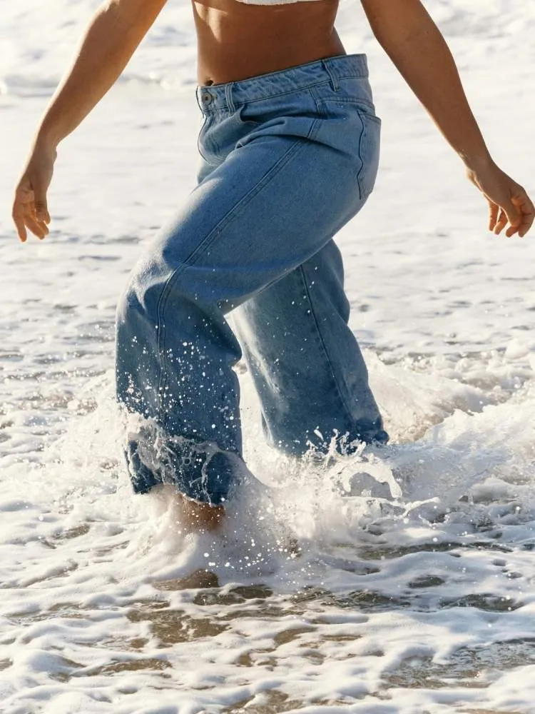Modelo usando calça jeans da coleção da Panô Resortwear