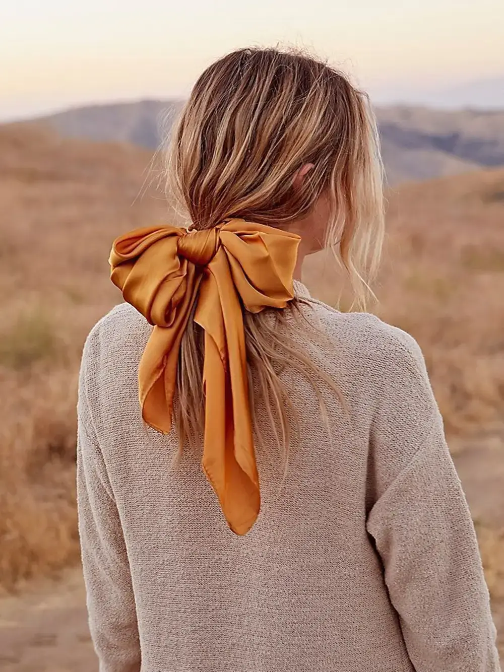 Utensílio para cabelo no campo