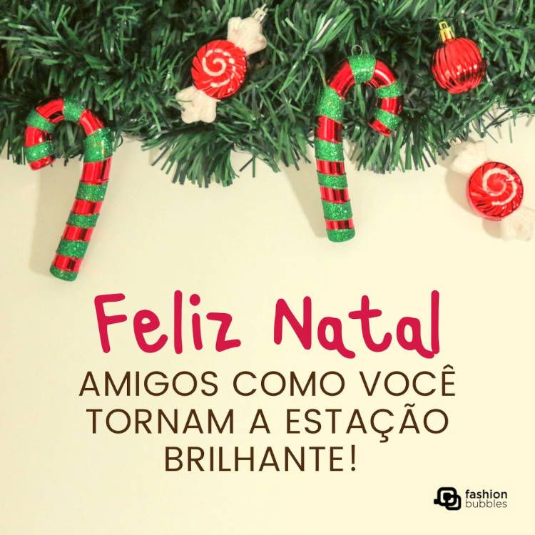 Cartão virtual de fundo bege com enfeites natalinos e frase: Amigos como você tornam a estação brilhante, Feliz Natal.
