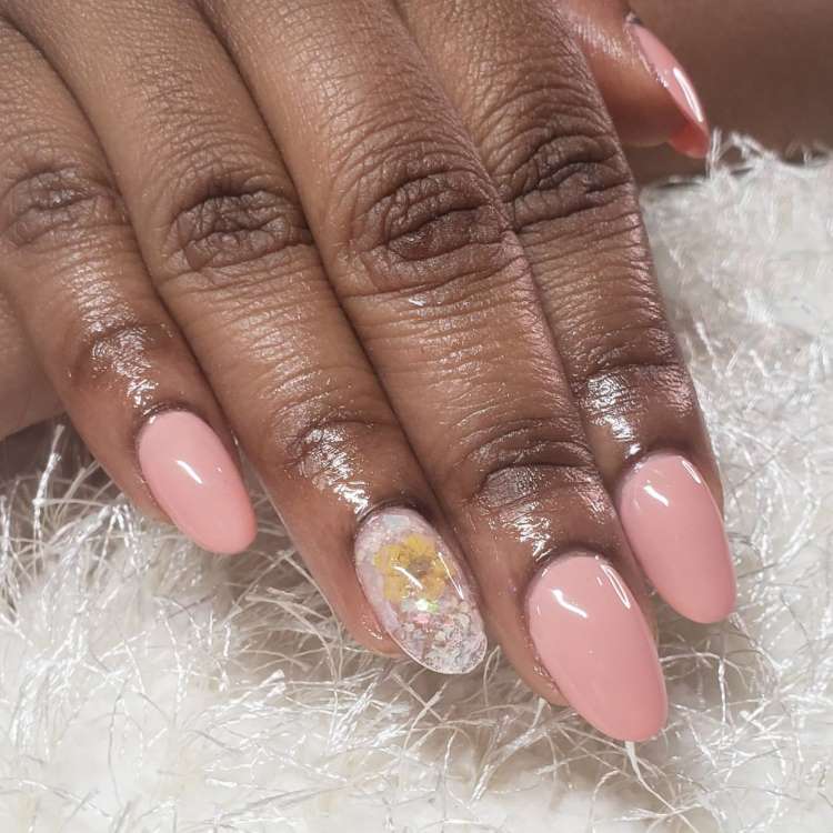 Unha almond decorada nas cores: rosa, glitter e flor amarela pequena