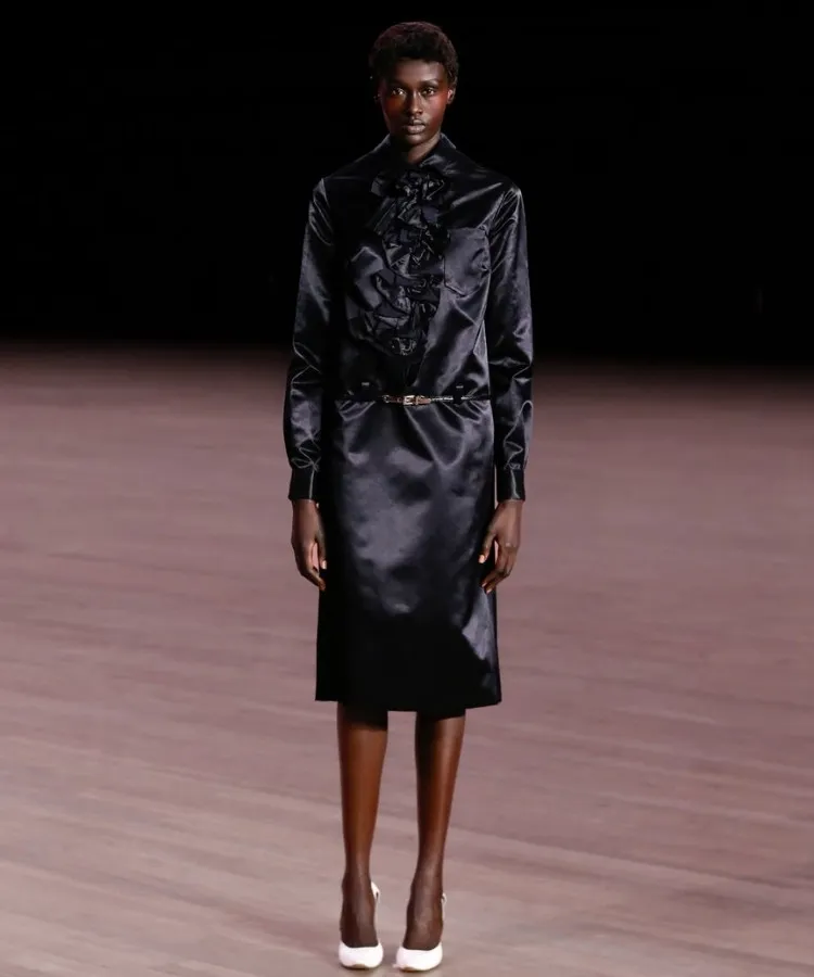 Foto de modelo usando vestido de cetim preto com babados, uma das tendências da NYFW Outono Inverno 2026