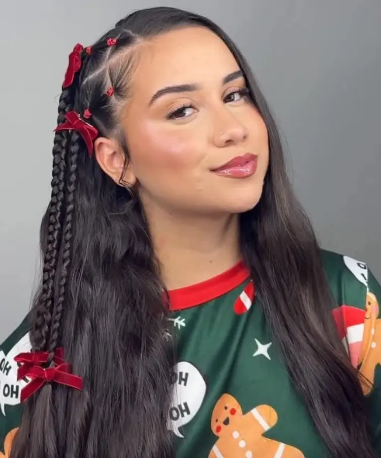 Penteado de Natal para cabelo longo com tranças e laços