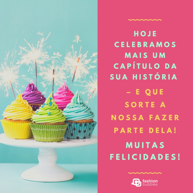 Card metade com foto de cupcakes com vela e metade fundo rosa com frase: Hoje celebramos mais um capítulo da sua história – e que sorte a nossa fazer parte dela! Muitas felicidades!