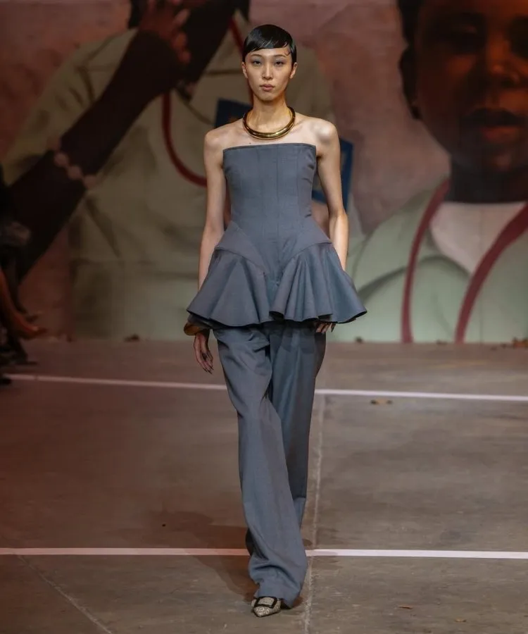 Foto de modelo usando look com blusa peplum, uma das tendências da London Fashion Week Outono Inverno 2026