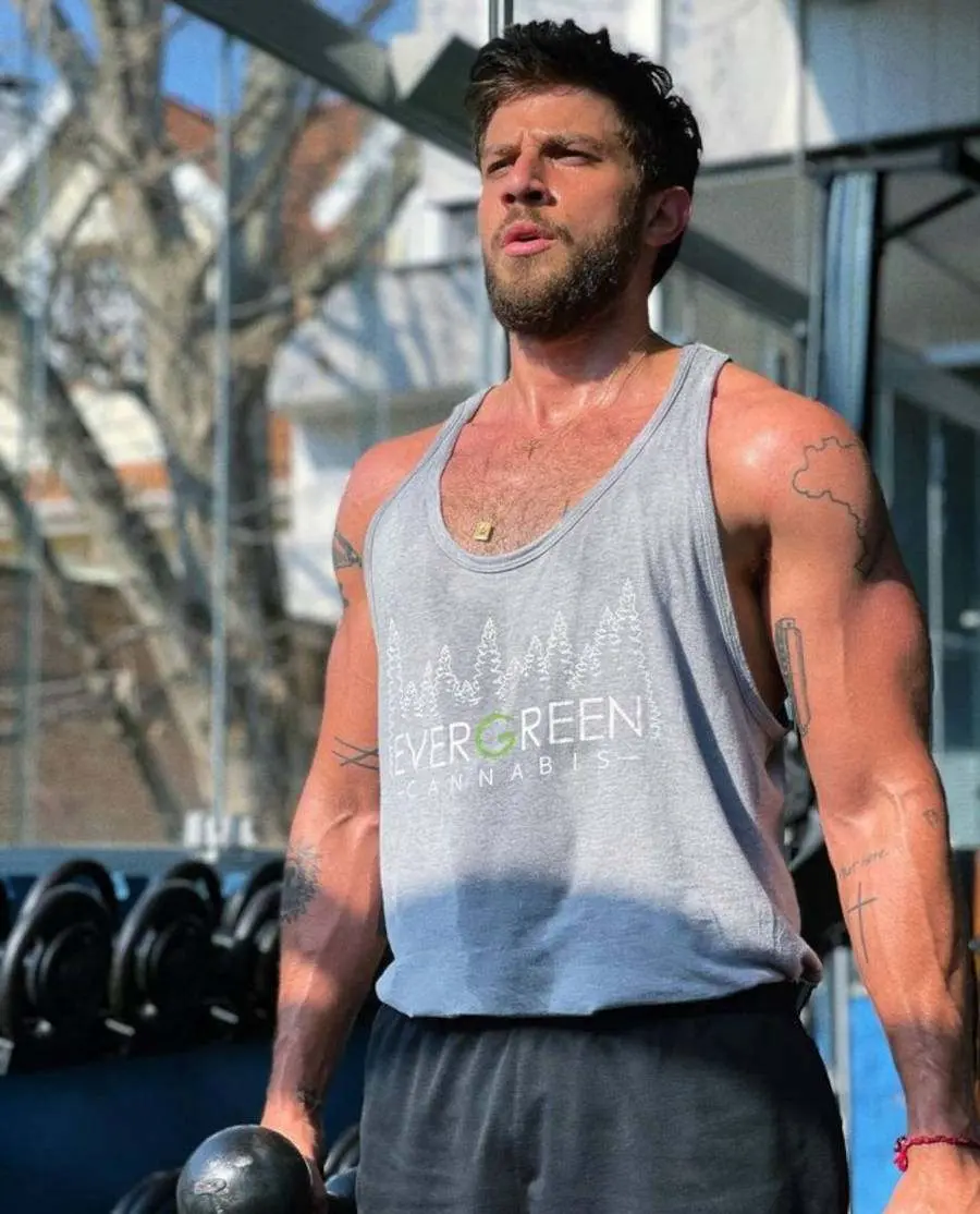 Foto de Chay Suede, o Ari de travessia, malhando. Tatuagem do Mapa do Brasil no ombro