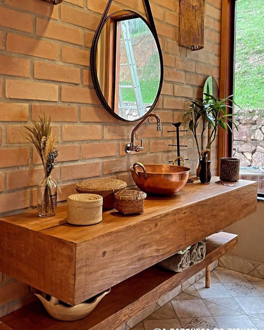 Banheiro com decoração sustentável.
