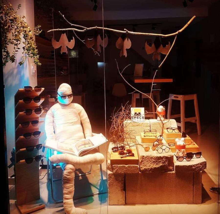 Imagem de vitrine de Halloween com múmia usando óculos, exposição de óculos e decoração de sombra