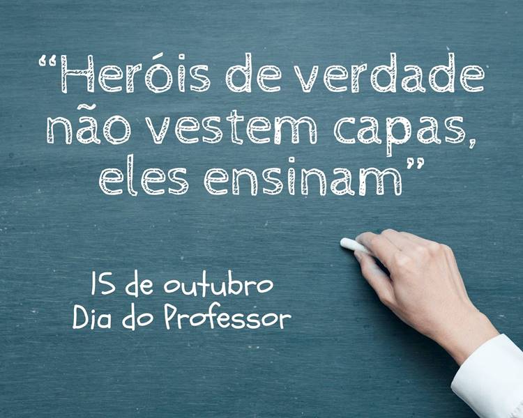 Foto de pessoa de pele clara escrevendo "Heróis de verdade não vestem capas, eles ensinam." na lousa 