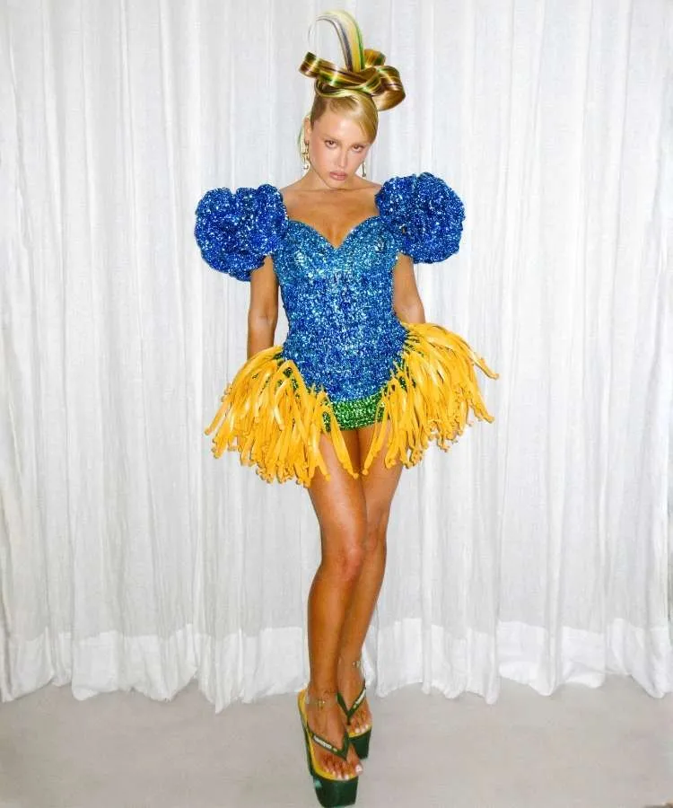 Malu Borges usando vestido azul e amarelo, um dos looks das famosas no Carnaval 2026