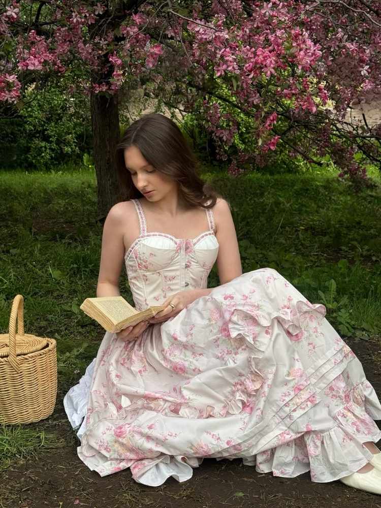 Mulher de pele clara usando vestido floral cottagecore 