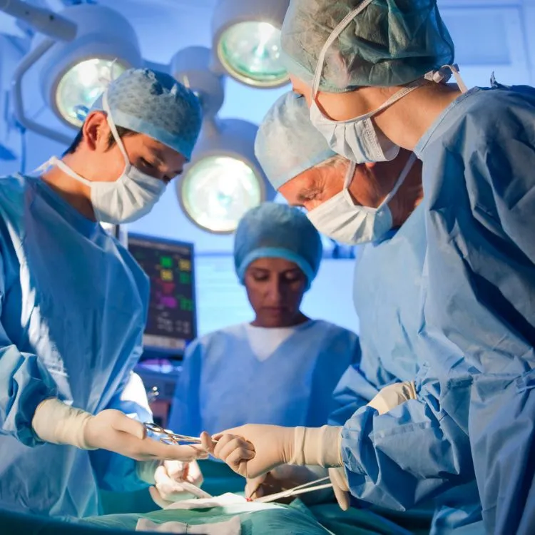 médicos em sala de cirurgia