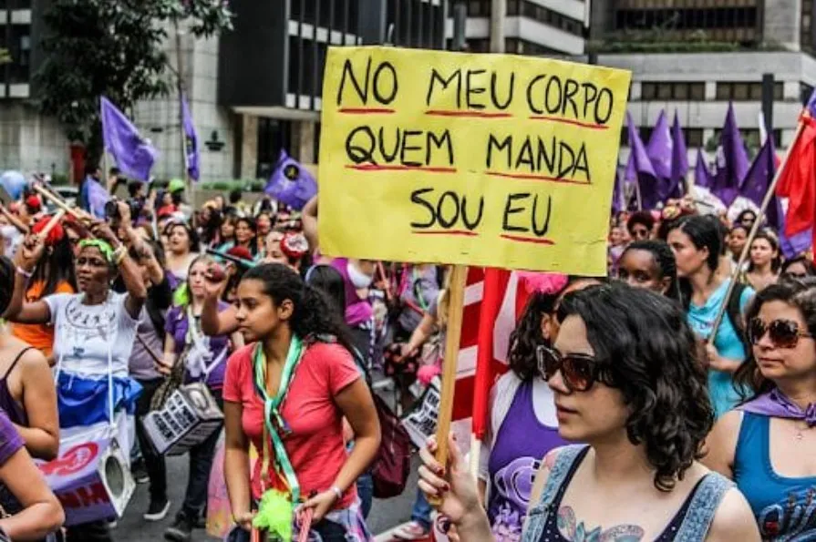 Foto de uma manifestação de mulheres em São Paulo em 2018, onde se lê o cartaz "No meu corpo quem manda sou eu". Manifestação de mulheres sobre a moda e cidadania em São Paulo em 2018, onde se lê o cartaz "No meu corpo quem manda sou eu".