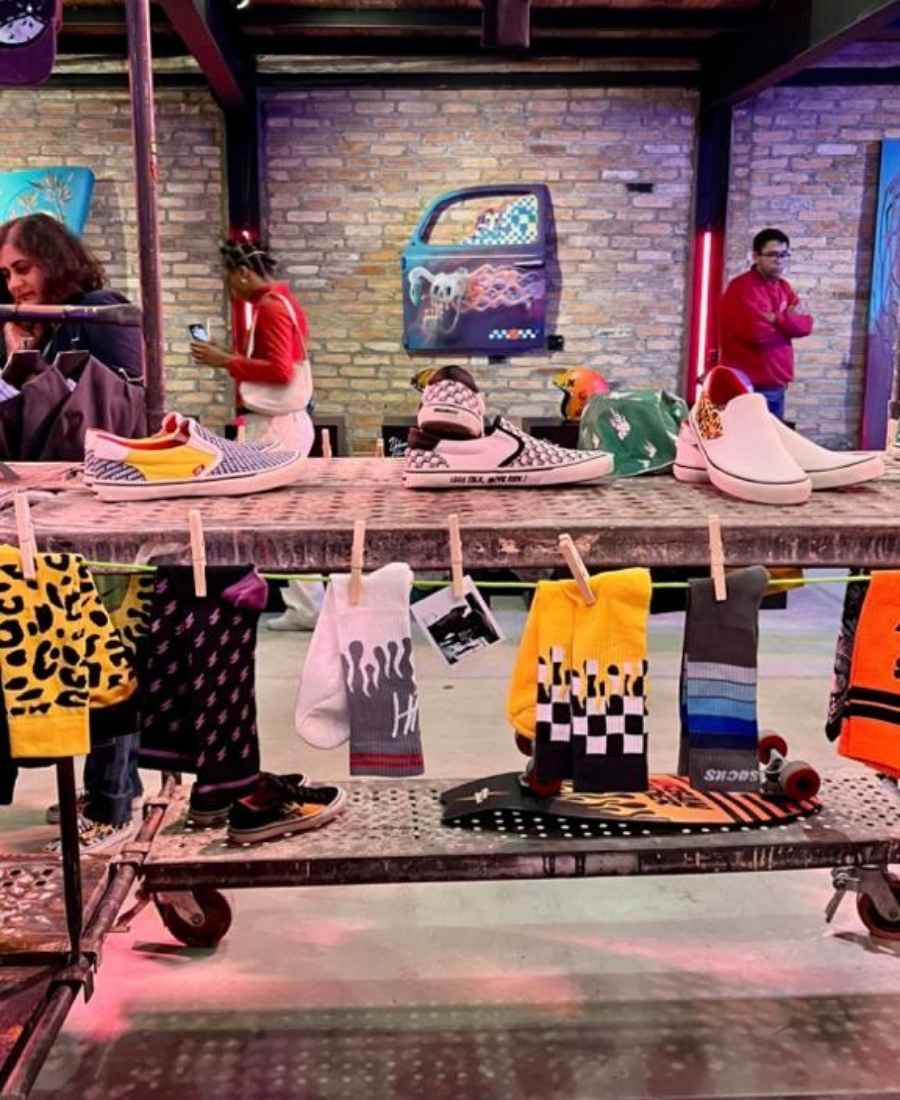 meias no evento da Urbanic Helmets penduradas em varal.
