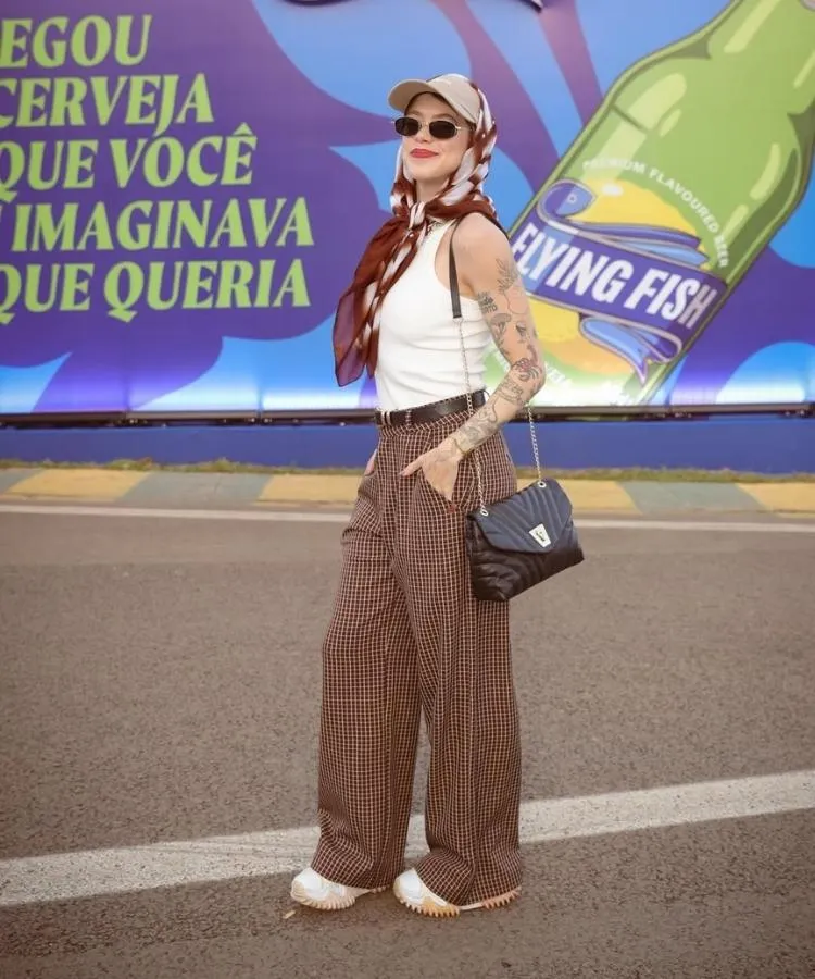 Mari Krüger combinou boné com lenço para seu look Lollapalooza 2026