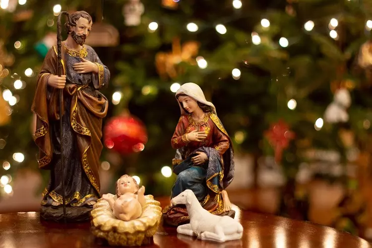presépio com árvore de Natal ao fundo