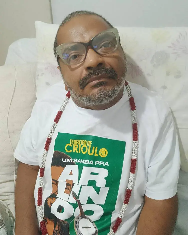 O cantor hoje, após sofrer o AVC, deitado em cama,