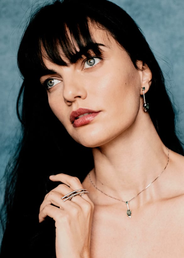 Foto da modelo Barbara Fialho com joias ank