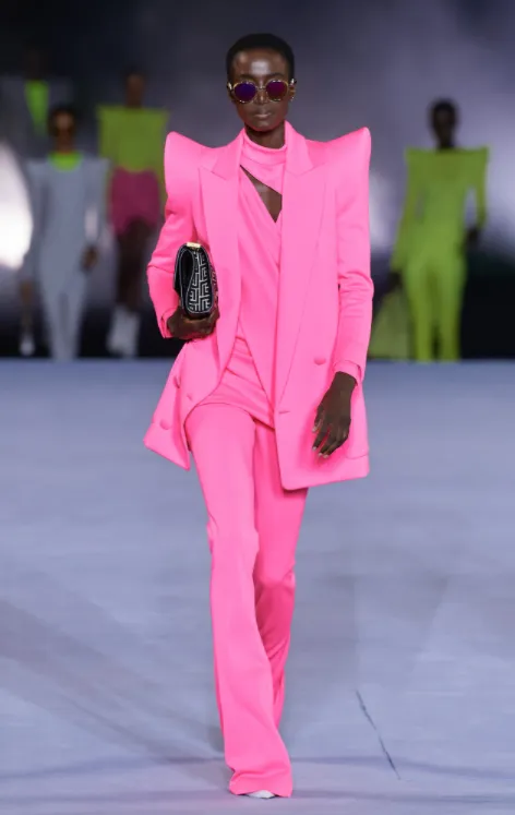 Looks monocromáticos: terninho com big ombreira pink