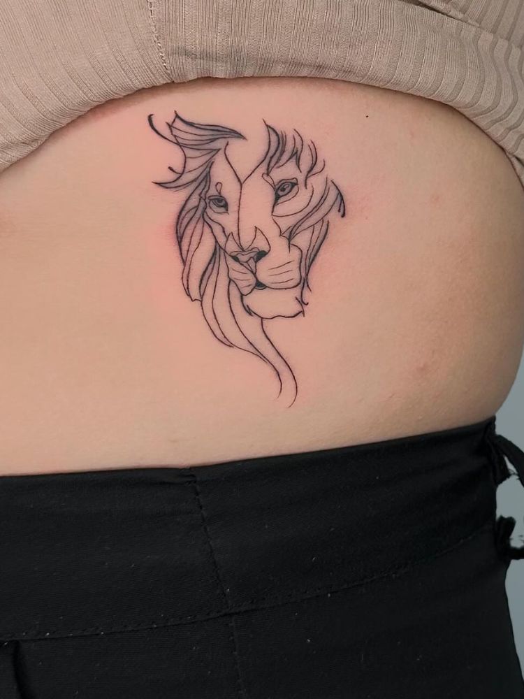Mulher de pele clara com leão em fineline tatuado na costela