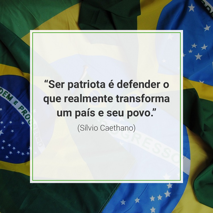 citação (“Ser patriota é defender o que realmente transforma um país e seu povo.” (Sílvio Caethano)) sobre patriotismo em foto de bandeiras do Brasil