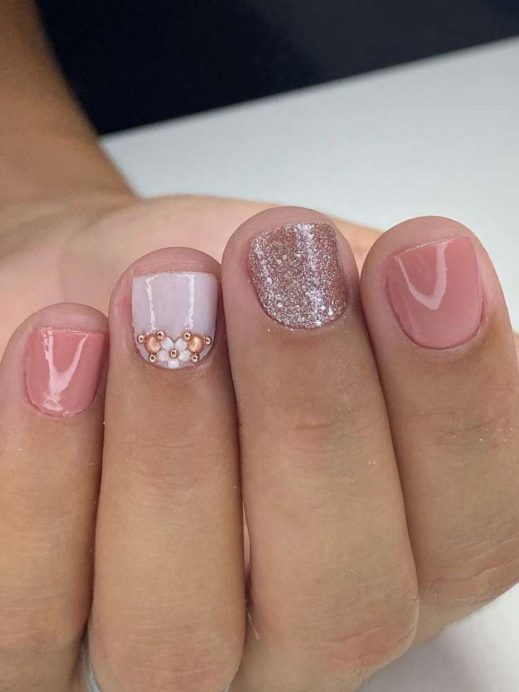 opção de unhas curtas decoradas