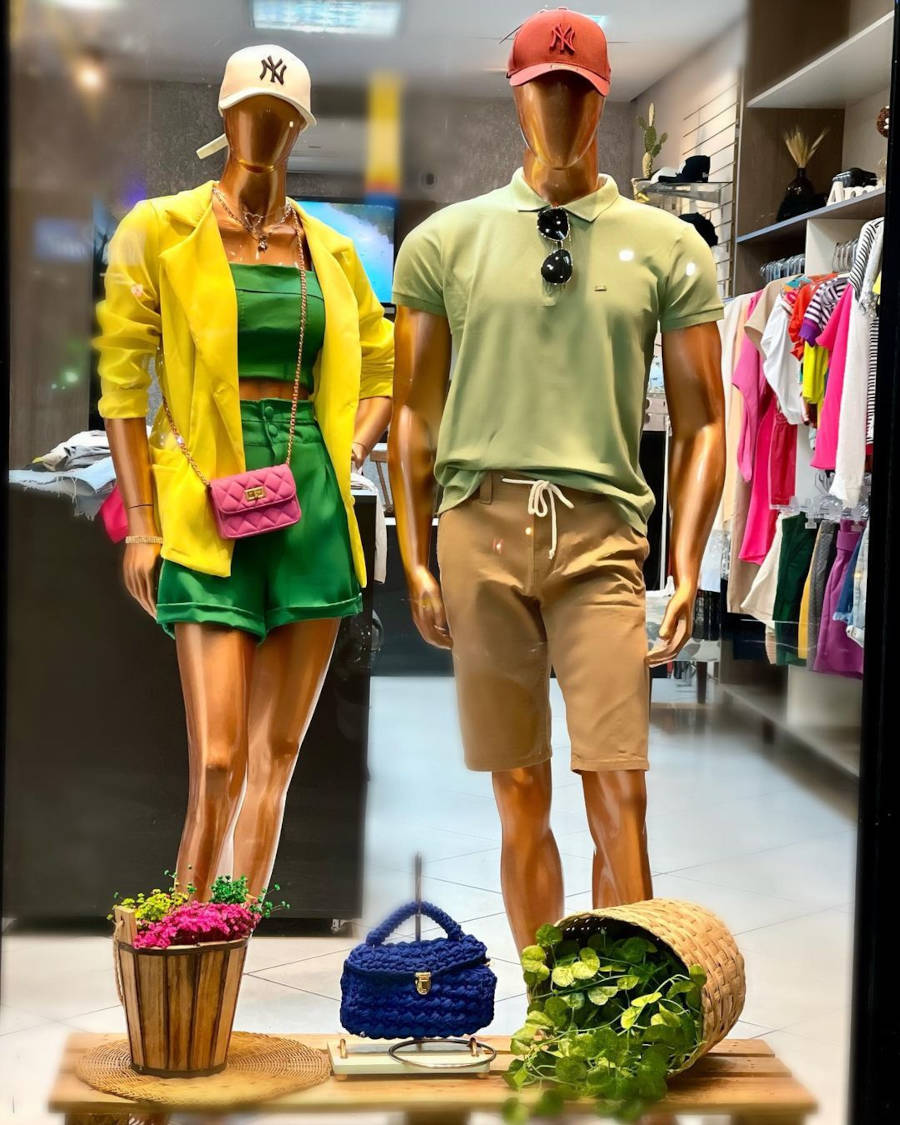 Loja unissex com vitrine do Brasil.