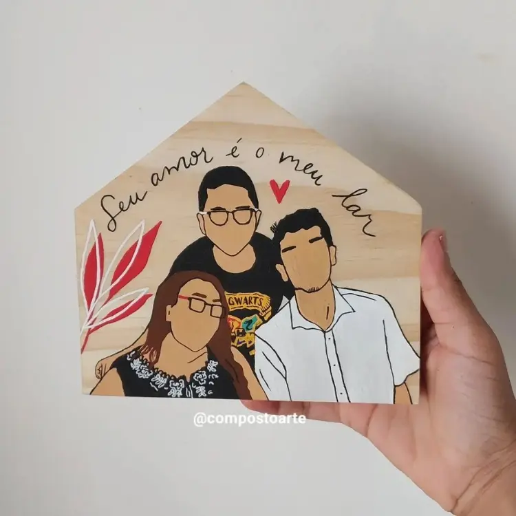 Totem de mesa com desenho de mãe e filhos 