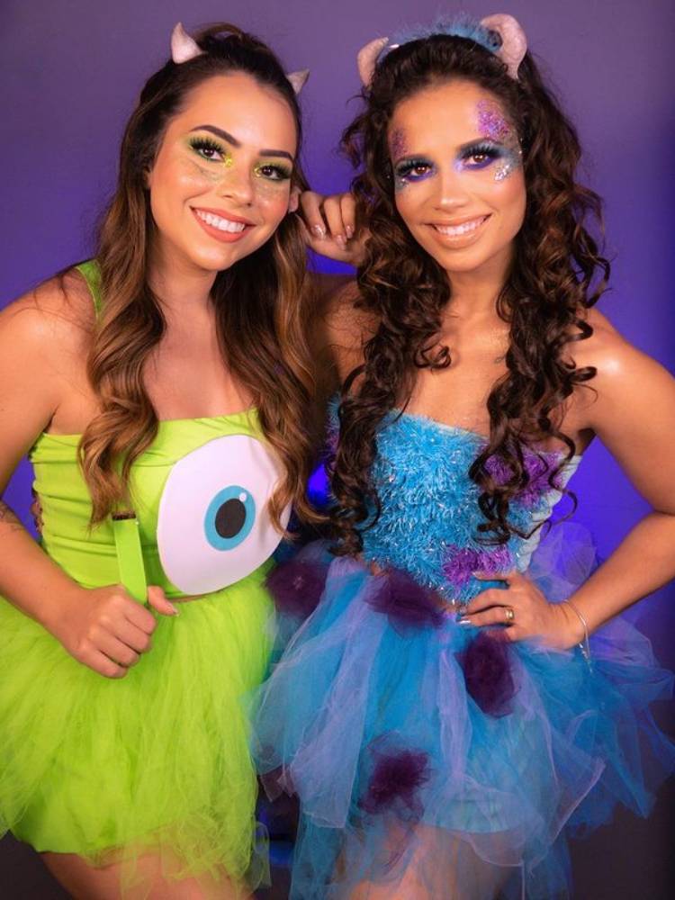Mulheres de pele clara e cabelo castanho usando fantasias de Monstros SA.