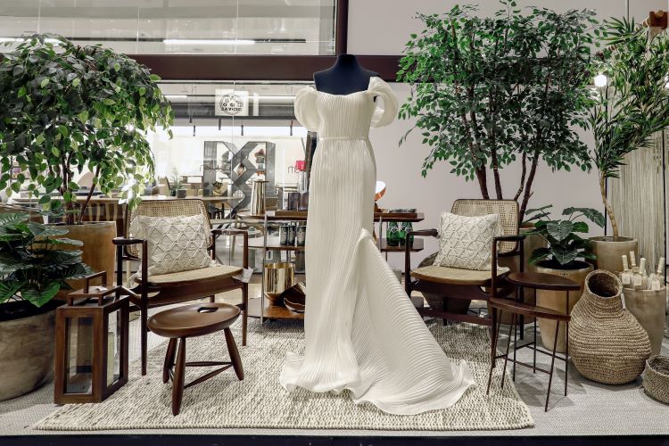 vestido de noiva em manequin em ambiente de shopping no evento D&D Fashion Wedding Design: tendência de decoração para casamento elementos naturais de Chris Bellato e Letícia Sayeg