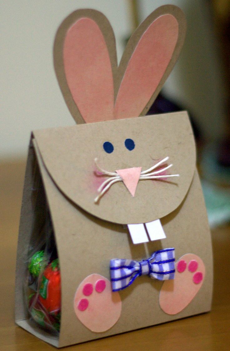Sacola de papel enfeitada com cara de coelho