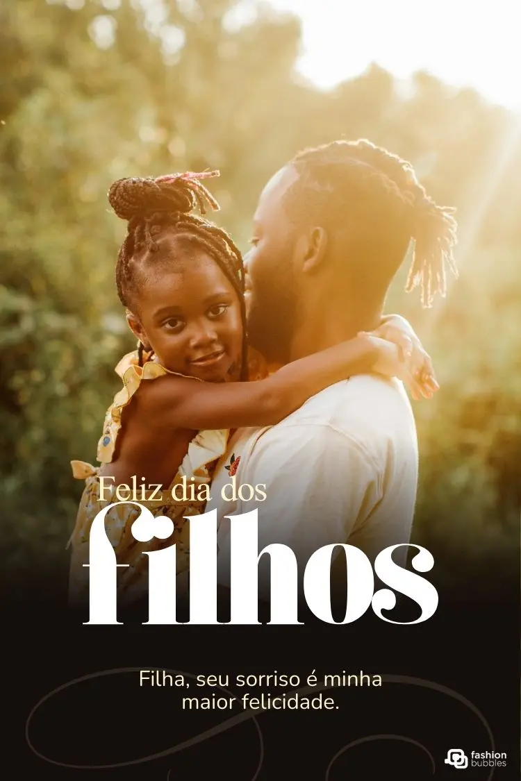 Pai e filha negros se abraçam carinhosamente. A menina sorri para a câmera, enquanto o pai a segura por trás, olhando para ela. A imagem, com texto sobre o Dia dos Filhos, destaca o amor paternal.