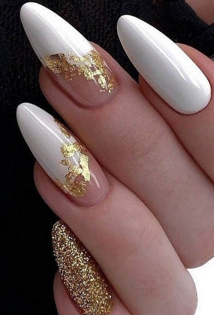 Unhas almon longas brancas com folha de ouro no médio e glitter dourado no mindinho
