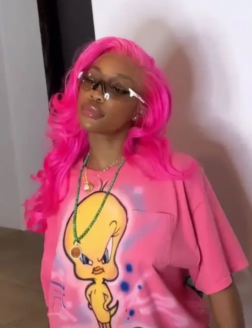 Estética kidcore: cores e desenho animado em t-shirt 