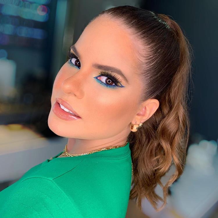 mulher com maquiagem do brasil nas cores da bandeira