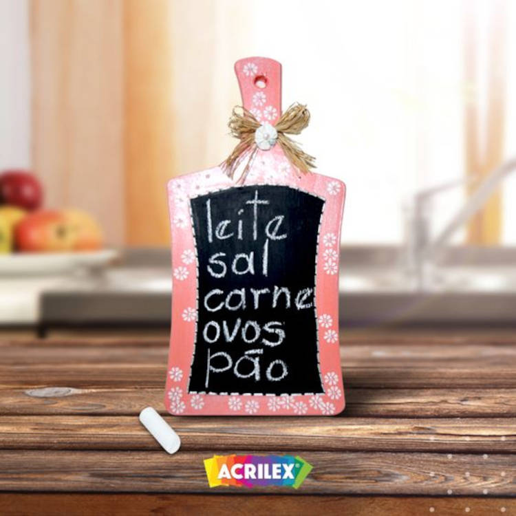 Faça você mesmo presentes de natal com tinta e tábua.