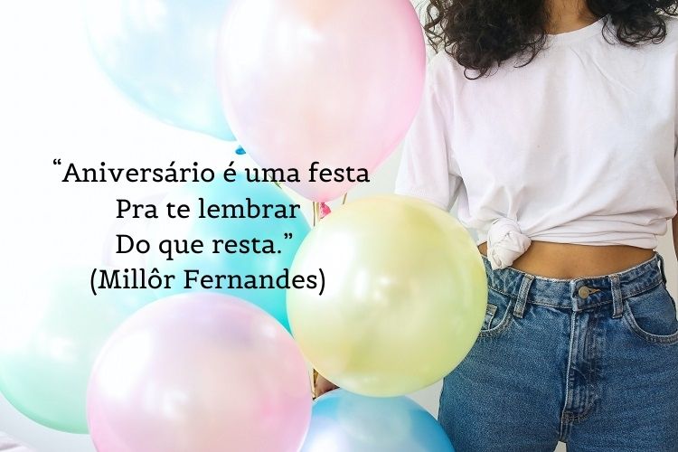 Mulher de pele clara usando blusa branca com nó, calça jeans e ao lado de balões coloridos, além de frase "“Aniversário é uma festa / Pra te lembrar / Do que resta.” (Millôr Fernandes)"