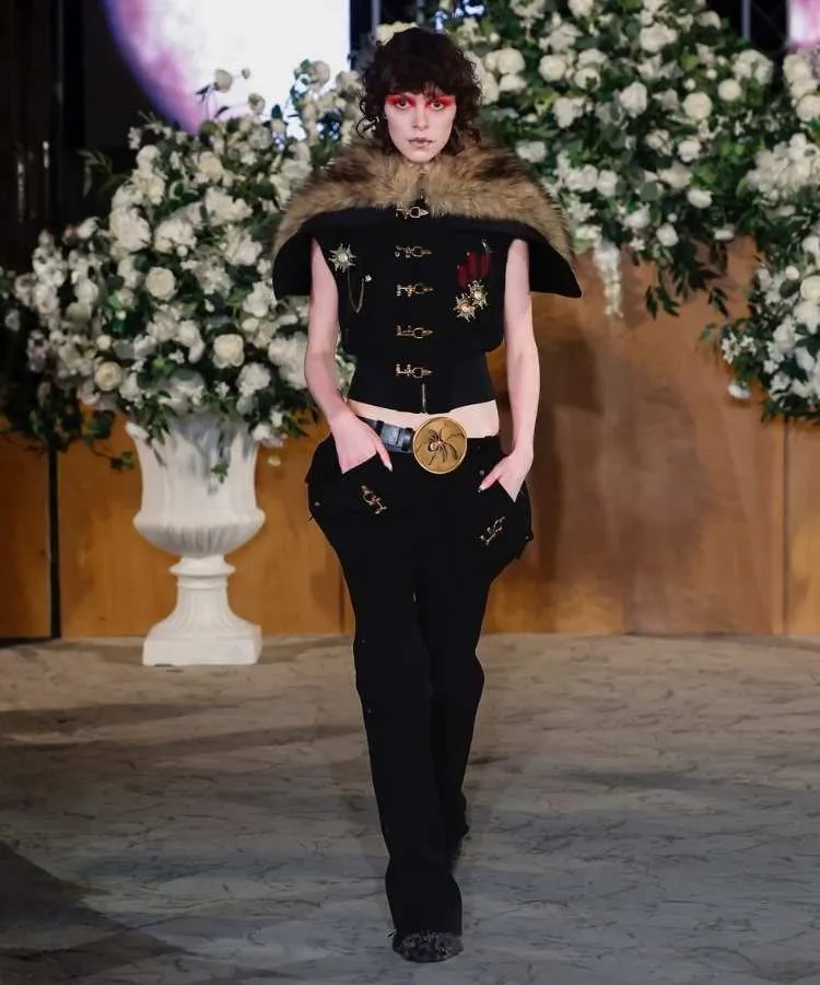 Foto de modelo usando look com broche, uma das tendências da London Fashion Week Outono Inverno 2026