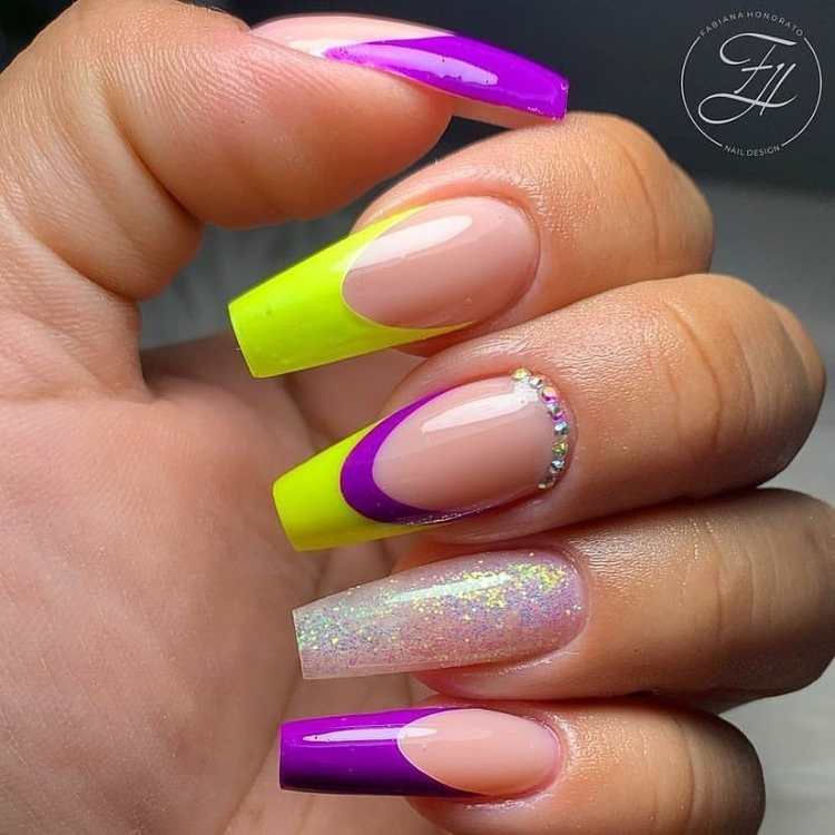 Unhas em gel decoradas para o Carnaval cores amarelo neon e roxo.