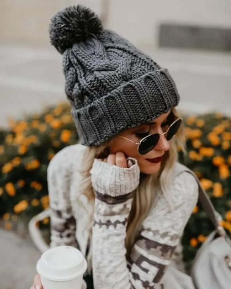 Mulher de toca no inverno