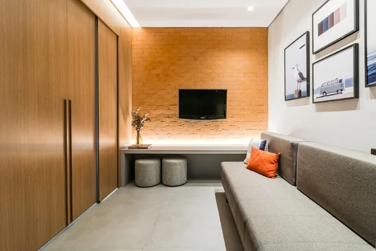 Foto de sala de kitnet de 33 m² decorada com parede de tijolinhos