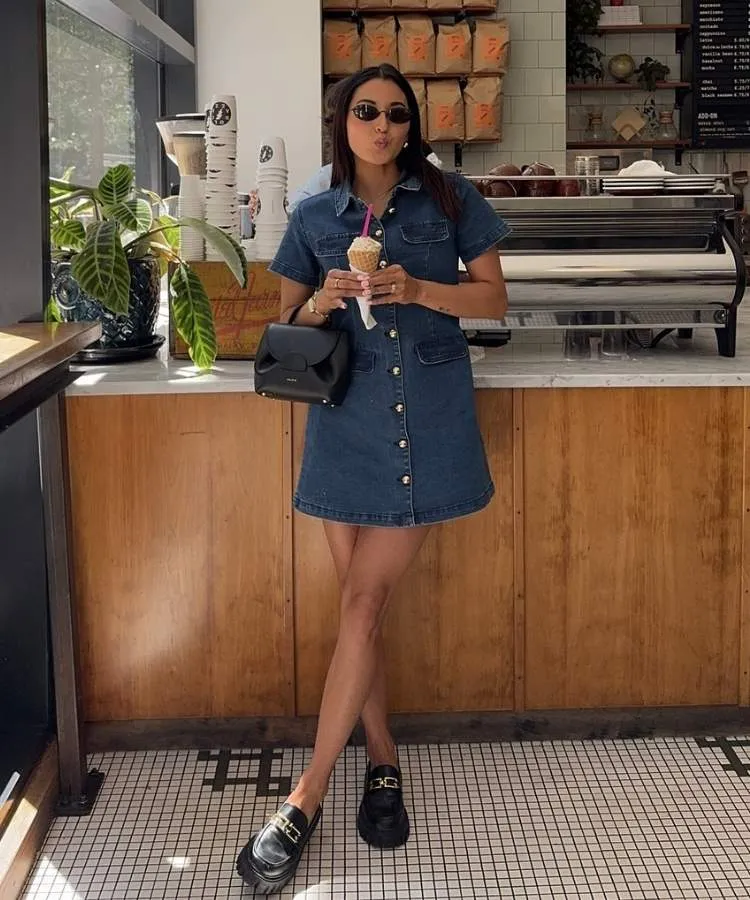 Look com sapato mocassim preto e vestido jeans curto