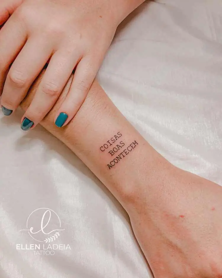 tatuagem no pulso escrito "coisas boas acontecem"
