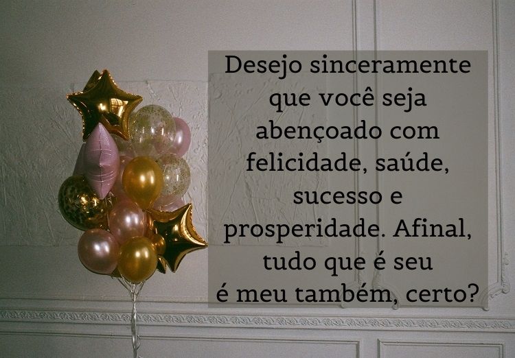 Parede branca com balões de estrela e normais, em rosa e dourado, com frase "Desejo sinceramente que você seja abençoado com felicidade, saúde, sucesso e prosperidade. Afinal, tudo que é seu é meu também, certo?"