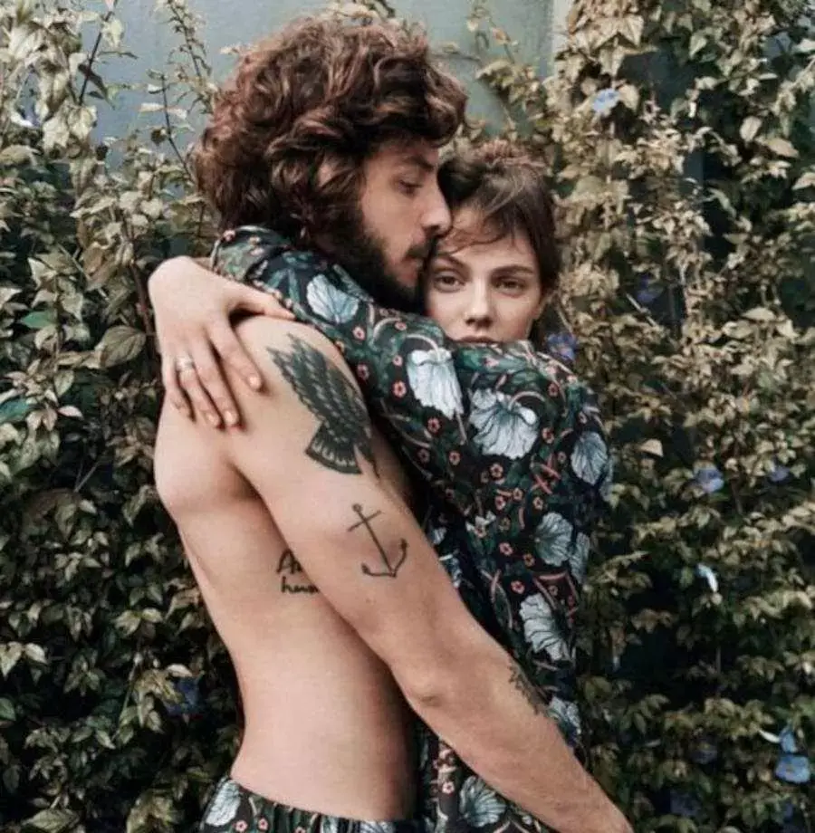 Foto de Chay Suede com Laura Neiva, sua esposa
