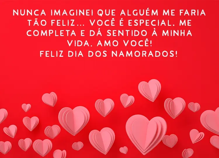 Cartão virtual de fundo vermelho com corações rosas "Nunca imaginei que alguém me faria tão feliz... Você é especial. Me completa e dá sentido à minha vida. Amo você! Feliz Dia dos Namorados!"