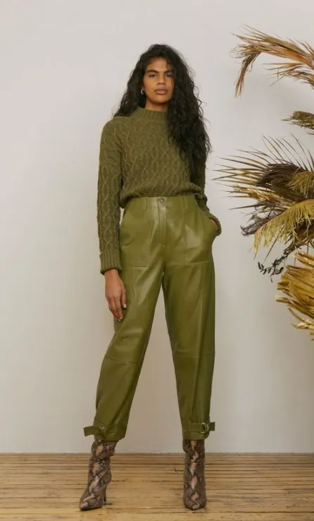 Looks monocromáticos: Blusa de tricô com calça couro